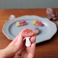 ベニテングダケの手刺繍ブローチ