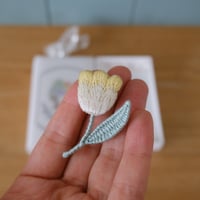 チューリップの手刺繍ブローチ