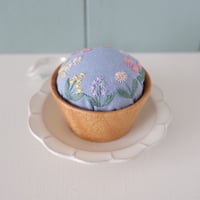 デージーとヒヤシンスの花咲く手刺繍針山
