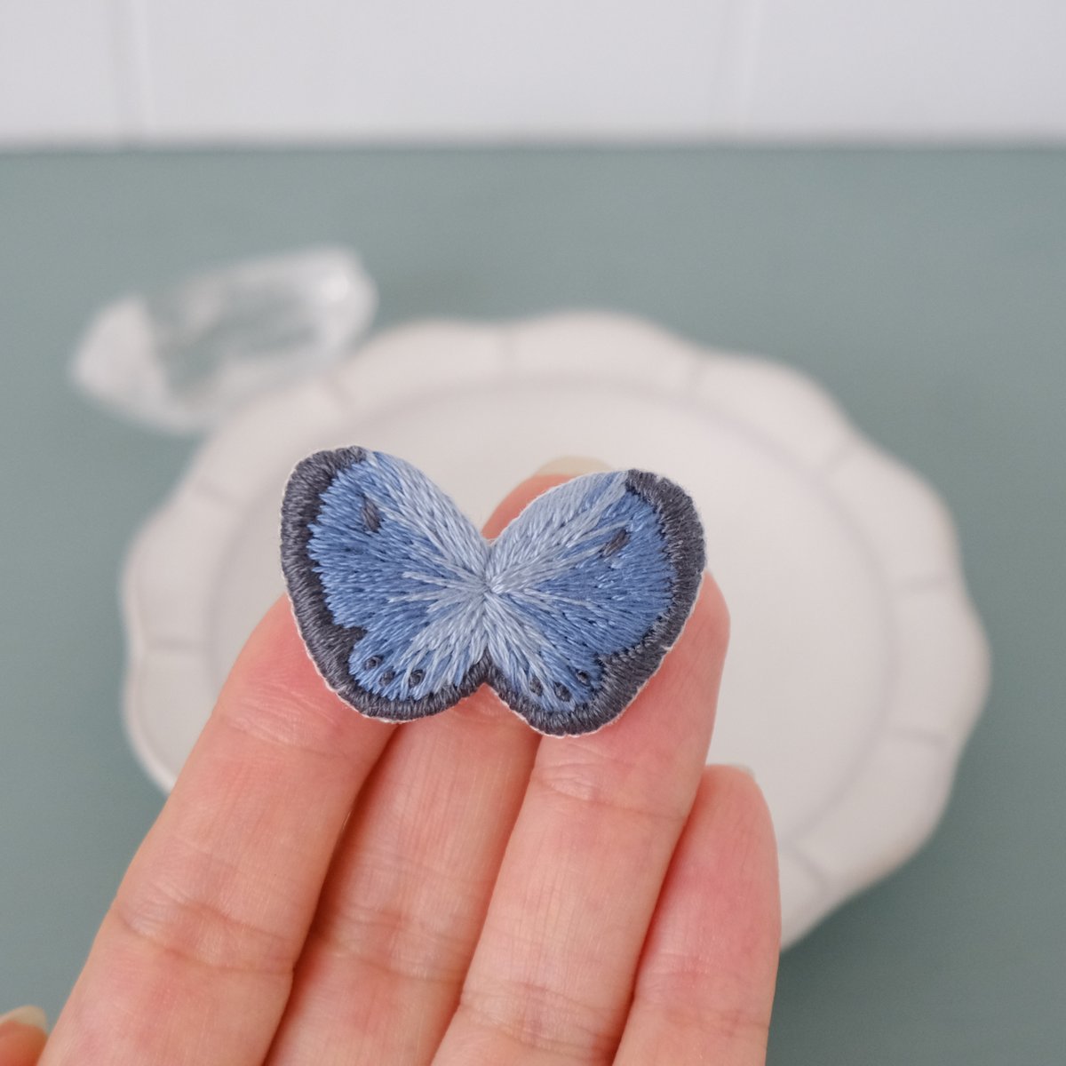 瑠璃シジミの手刺繍ブローチ | itonomori