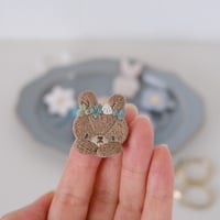 野原の花遊び手刺繍ブローチ（こぐま）