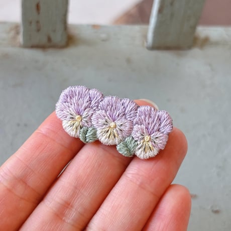 ［受注販売］ビオラのマーチ手刺繍ブローチ　ピンク