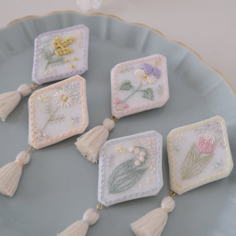 お砂糖菓子みたいな手刺繍ブローチ【微笑むパンジー】