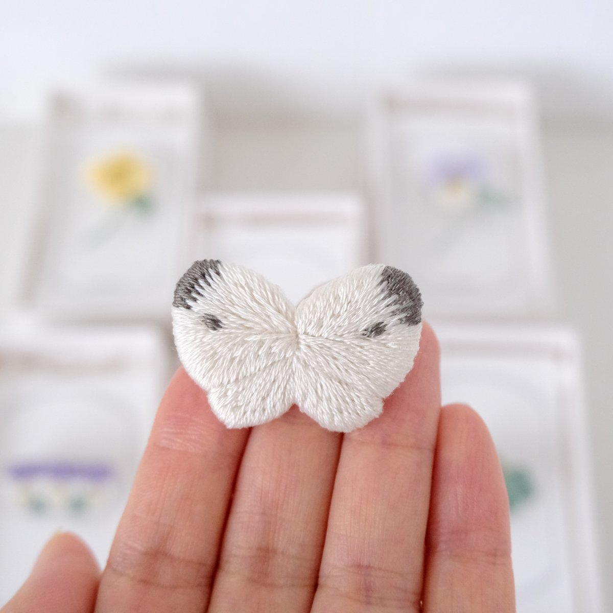 紋白蝶の手刺繍ブローチ | itonomori 紋白蝶の手刺繍ブローチ | itonomori