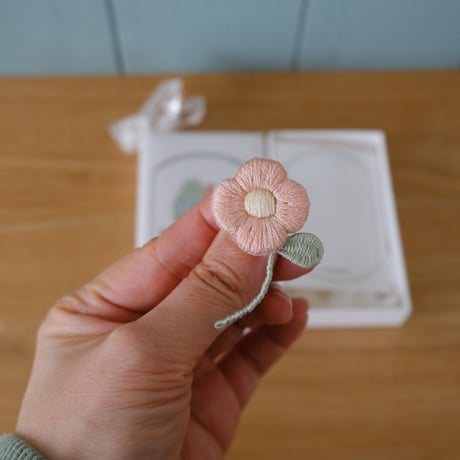 お花の手刺繍ブローチ