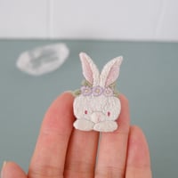 野原の花遊び手刺繍ブローチ（白うさぎ）
