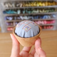 手刺繍の針山（水色）