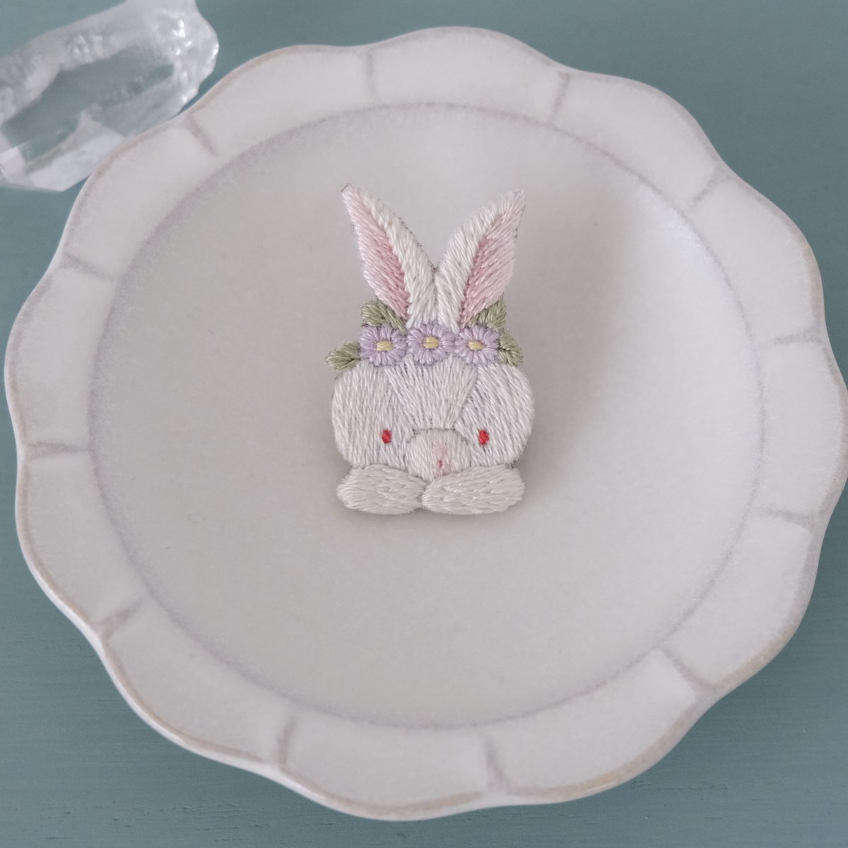 野原の花遊び手刺繍ブローチ（白うさぎ） | itonomori