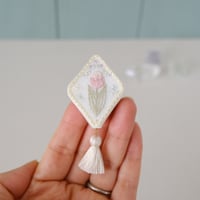 お砂糖菓子みたいな手刺繍ブローチ【春の日差しチューリップ】