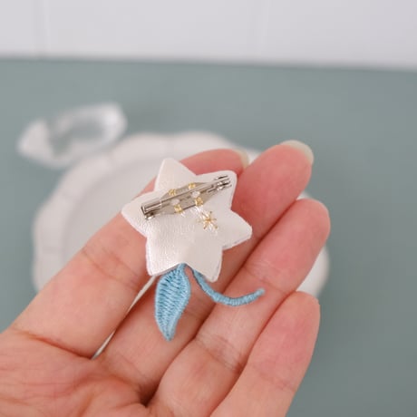 【完売】星桔梗の手刺繍ブローチ
