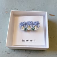 ［受注販売］ビオラのマーチ手刺繍ブローチ　水色