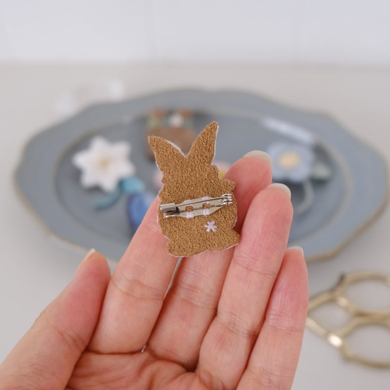 野原の花遊び手刺繍ブローチ（白うさぎ） | itonomori