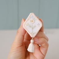 お砂糖菓子みたいな手刺繍ブローチ【優しさマーガレット】