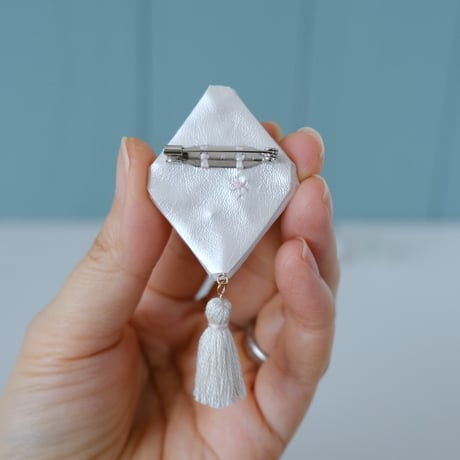お砂糖菓子みたいな手刺繍ブローチ【微笑むパンジー】