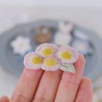 【完売】ハルジオンの手刺繍ブローチ