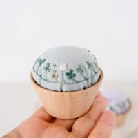 クローバーの手刺繍針山