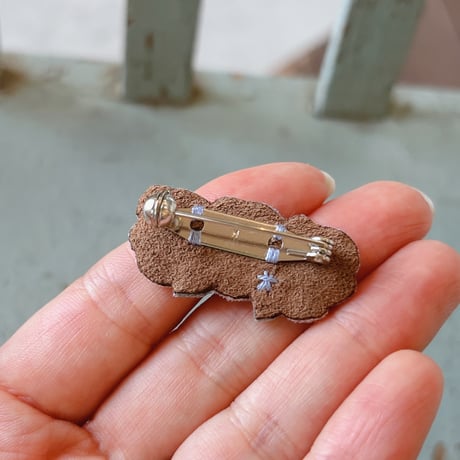 ［受注販売］ビオラのマーチ手刺繍ブローチ　紫