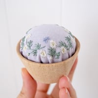 マーガレットの手刺繍針山