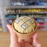 手刺繍の針山（黄色）