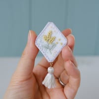 お砂糖菓子みたいな手刺繍ブローチ【寄り添うミモザ】