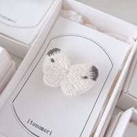 紋白蝶の手刺繍ブローチ