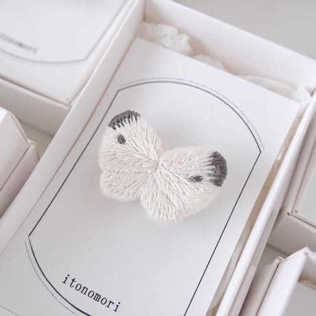 紋白蝶の手刺繍ブローチ