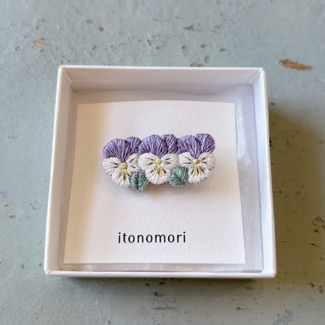 ［受注販売］ビオラのマーチ手刺繍ブローチ　紫
