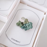 小さなクローバー畑の手刺繍ブローチ