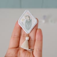 お砂糖菓子みたいな手刺繍ブローチ【凛と咲くすずらん】