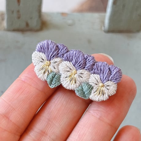 ［受注販売］ビオラのマーチ手刺繍ブローチ　紫