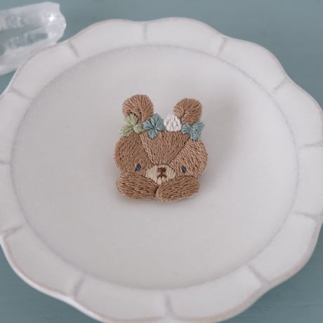 野原の花遊び手刺繍ブローチ（こぐま）