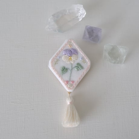 お砂糖菓子みたいな手刺繍ブローチ【微笑むパンジー】