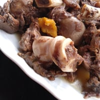STEWED SHANK & BONEMARROW WITH HERBS（スネ肉と骨髄のハーブ煮込み）