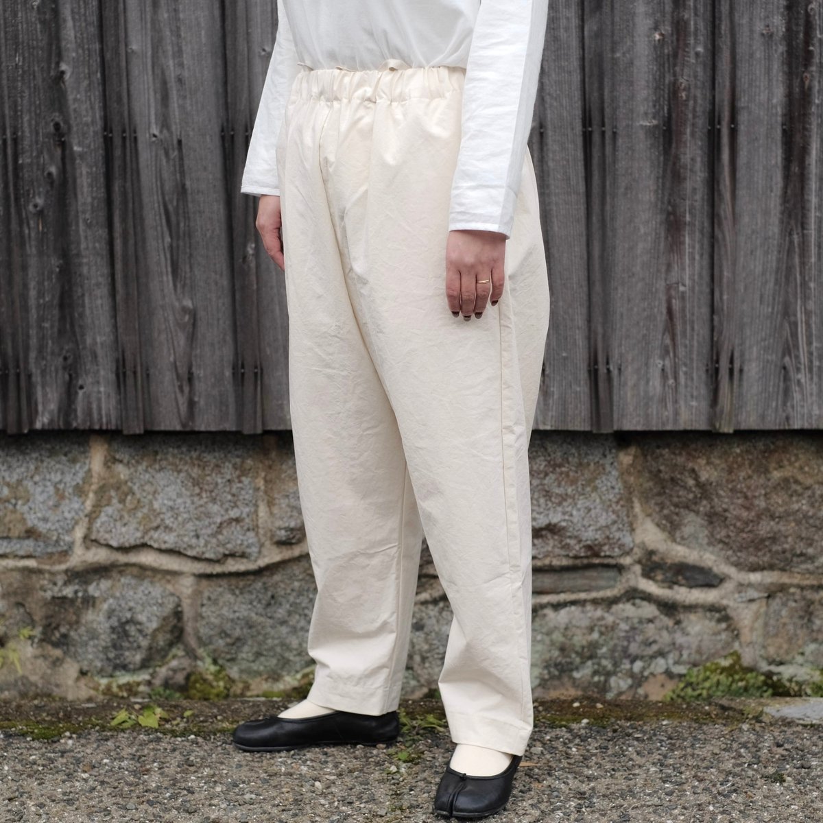 パンツ Yoli Cotton tapered pants Yoli / Cotton tapered pants / Beige | gallery hito