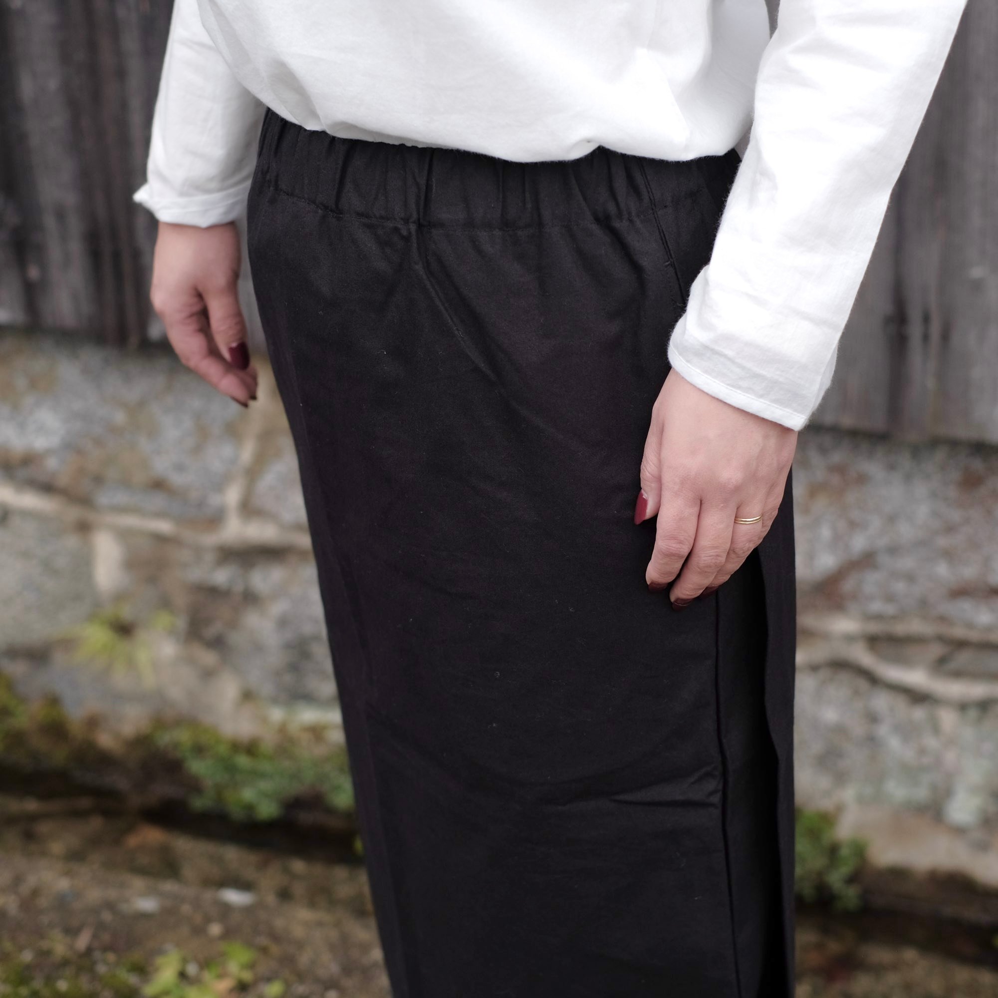 Yoli / Cotton tight skirt / Black | gallery hito