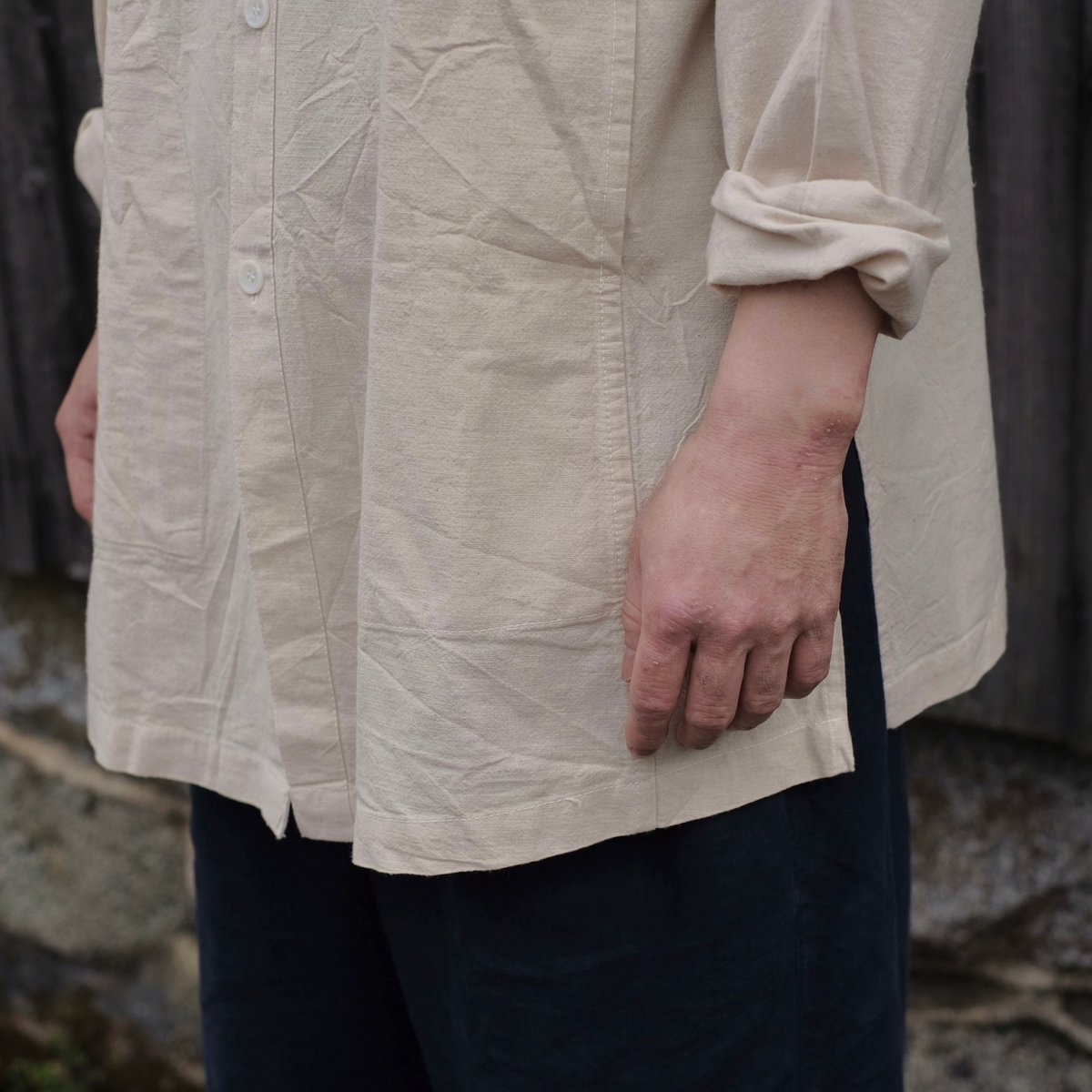 ヂェン先生の日常着 / 長袖前あきシャツ / 生成 | gallery hito