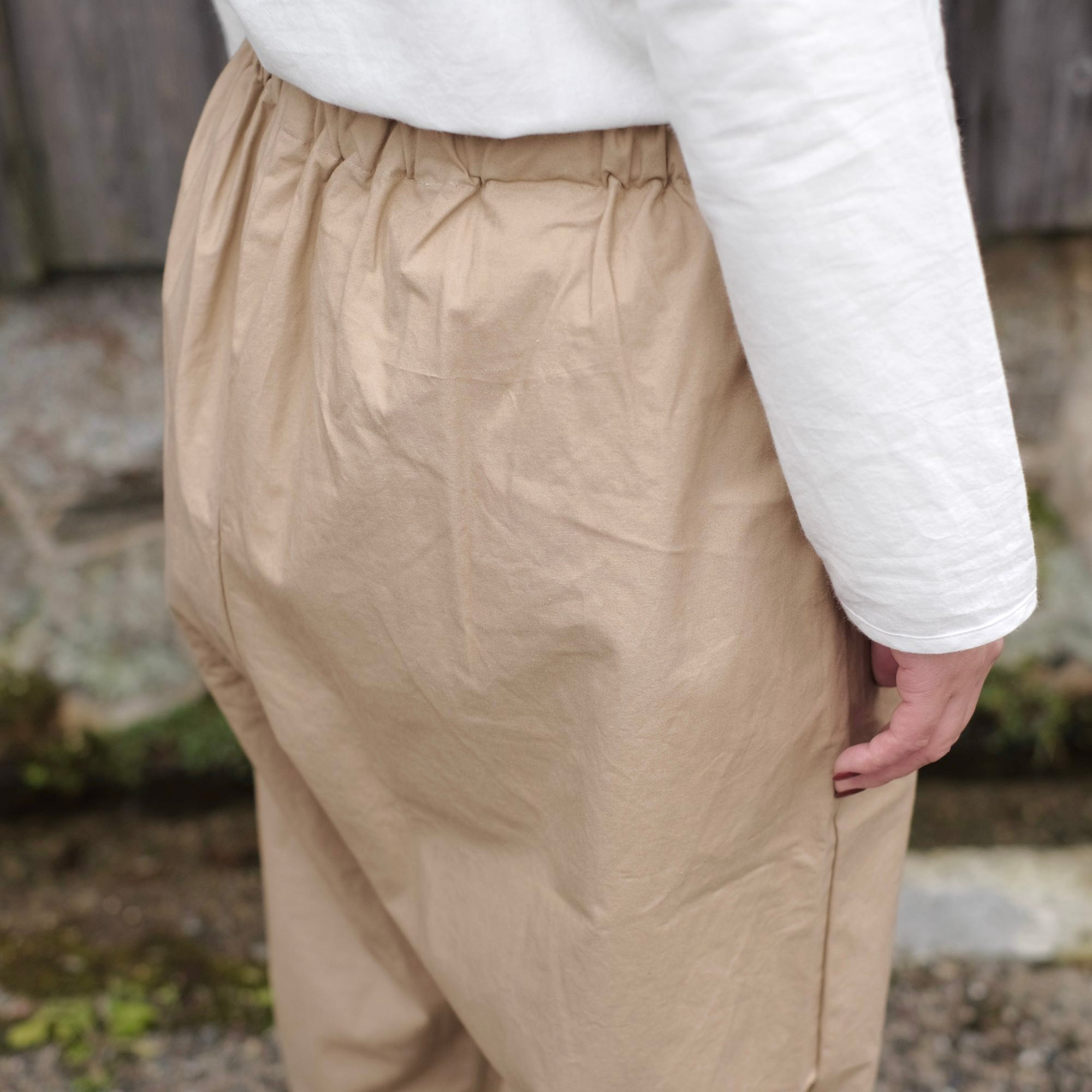 Yoli / Cotton tapered pants / Beige | gallery hito