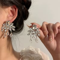 小顔効果抜群ビジューピアス