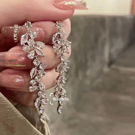 ビジューロングピアス