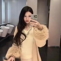 Vネックビジュートップス