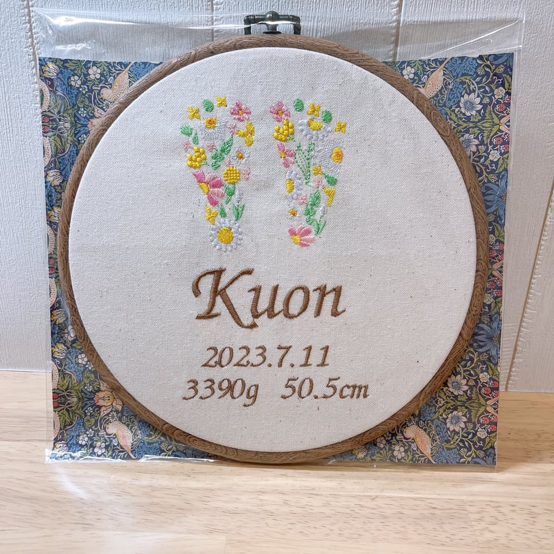 まぁるいお花の足型刺繍パネル | 刺しゅう屋さん まぁるいお花の足型刺繍パネル | 刺しゅう屋さん