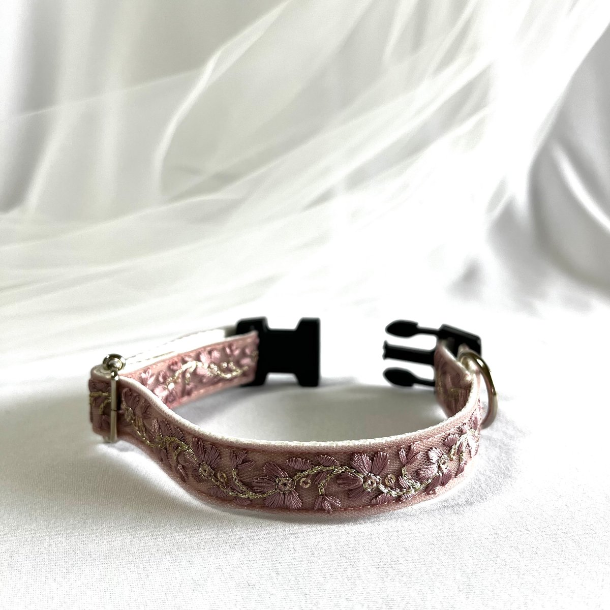 インド刺繍の首輪 ローズ | Dacco Dacco