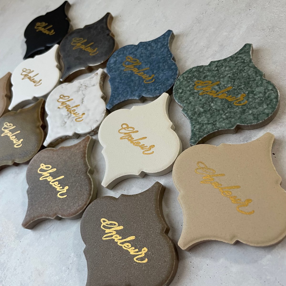 美濃焼　タイル　席札 おしゃれ花嫁様必見♡海外で人気アンティークタイル席札 | Chaleur atelier