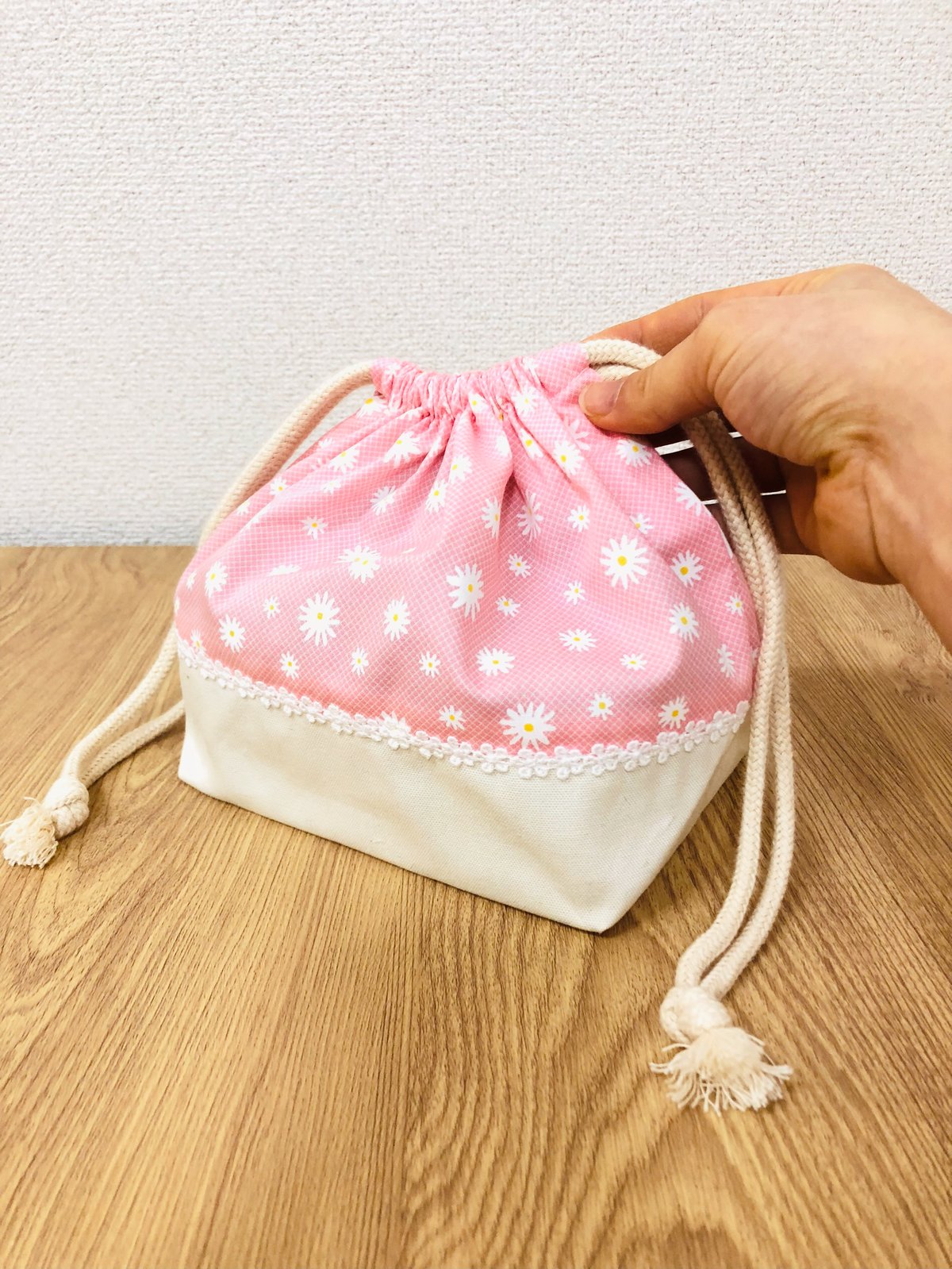 マーガレット刺繍の弁当袋☆ お弁当袋（ふんわりピンクとマーガレット柄） | 株式会社nui