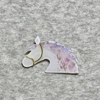 ウマコキラキラブローチ