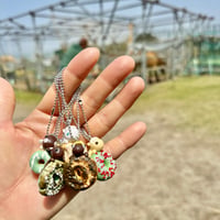 かぶりつきドーナツキーホルダー（馬蹄チャーム付き）