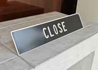 CLOSE ｜ 黒 ／ 文字：白（ボーダーあり）