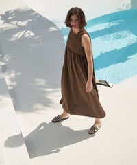 ERINさん着用：Curve Gathered Sleeveless Dress【Brown】