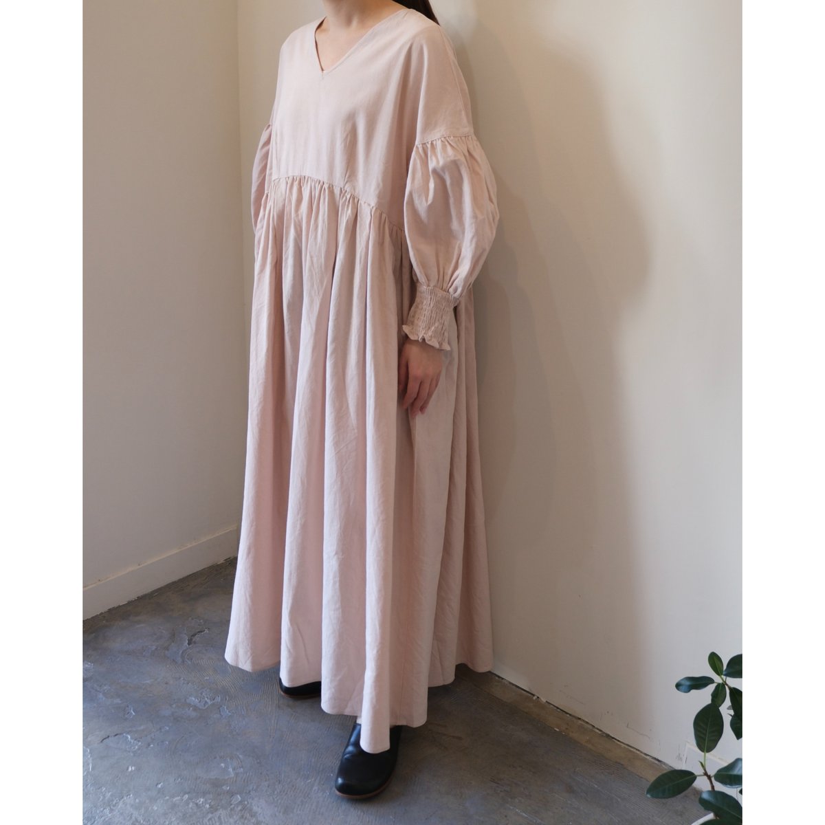 美品　ユニバーサルティシュ　トリプルワッシャーリネン Vネック　ワンピース　Ｆ UNIVERSAL TISSU】トリプルワッシャーリネン Vネックワンピース