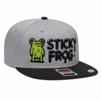 [期間限定受注生産] STICKY FROG フラットバイザーキャップ ブラック/グレー
